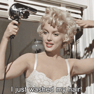 gif de Marilyn Monroe secándose el pelo
