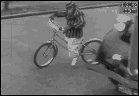 mono en bicicleta